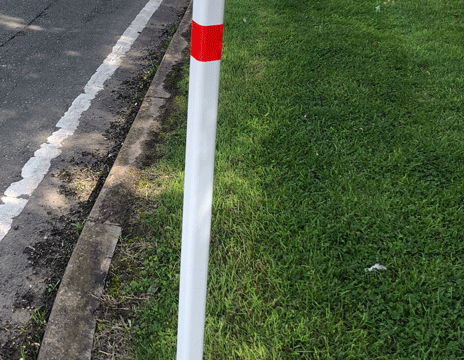 900-RED-CAP-RED-REFLECTIVE-ROPE-STOP-IN-GRASS-2-1