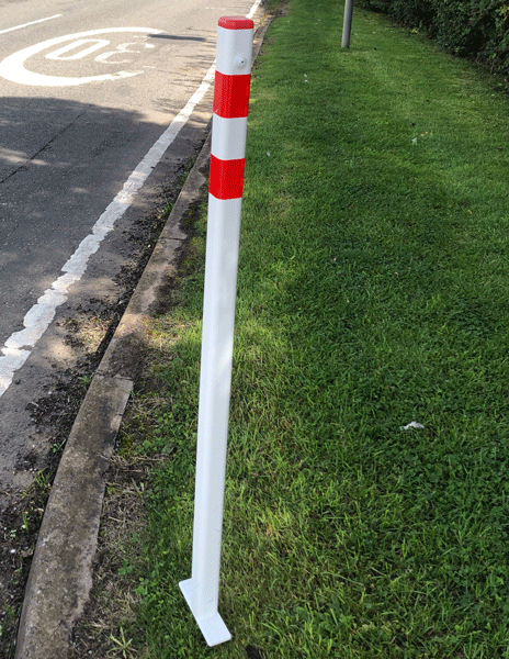 900-RED-CAP-RED-REFLECTIVE-ROPE-STOP-IN-GRASS-2-1