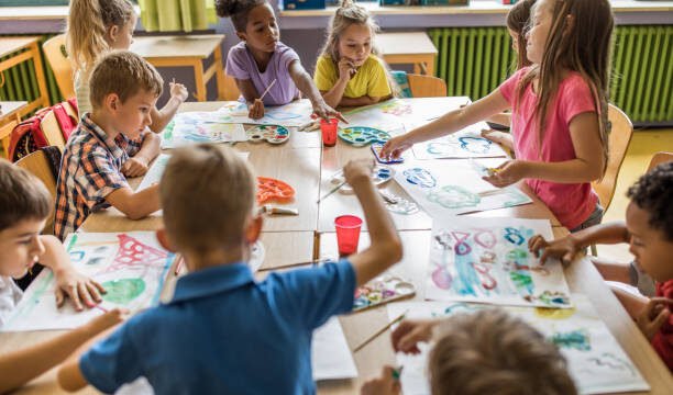 children-classroom-painting